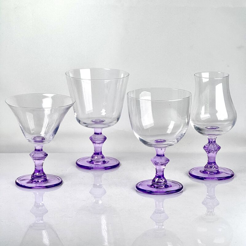 qualità 4‑Pack Vintage Purple Stem Wine Glasses, Assorted Shapes Clear Cup with Decorative Purple Stem, Handblown Glass Goblets for Wedding Party Home Tabletop Decoration fabbrica