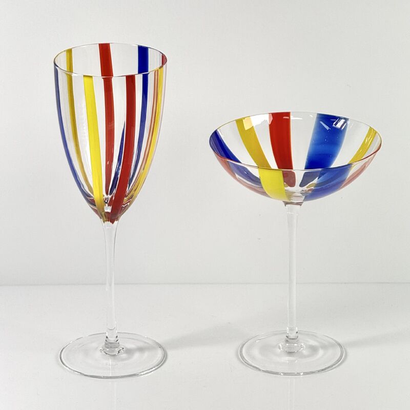 Qualità Hand Blown Art Glass Goblet & Coupe Glass Set, Vibrant Red Yellow Blue Vertical Cane Stripes Murano Style Stemmed Wine & Martini Glasses for Bar, Party & Gift fabbrica