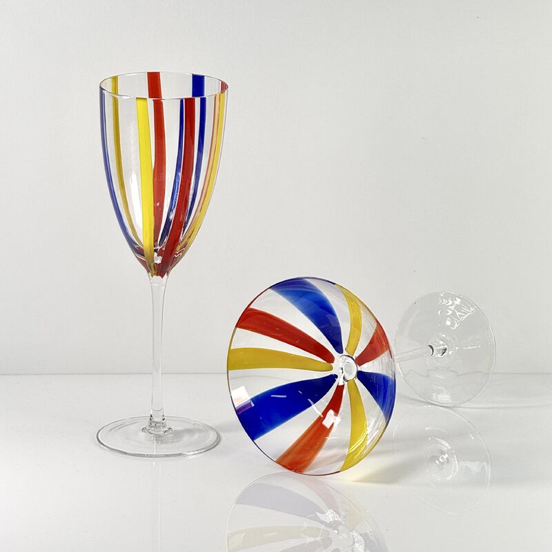 Qualità Hand Blown Art Glass Goblet & Coupe Glass Set, Vibrant Red Yellow Blue Vertical Cane Stripes Murano Style Stemmed Wine & Martini Glasses for Bar, Party & Gift fabbrica