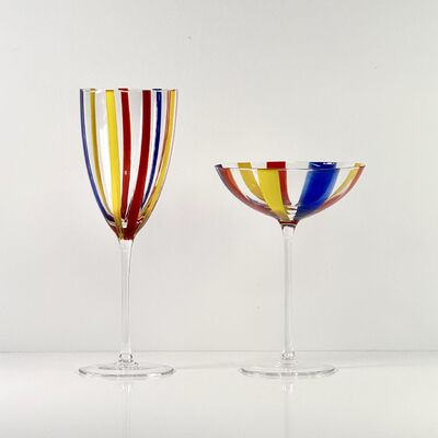 Qualità Hand Blown Art Glass Goblet & Coupe Glass Set, Vibrant Red Yellow Blue Vertical Cane Stripes Murano Style Stemmed Wine & Martini Glasses for Bar, Party & Gift fabbrica