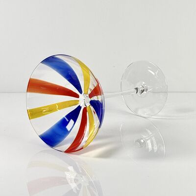 Qualità Hand Blown Art Glass Goblet & Coupe Glass Set, Vibrant Red Yellow Blue Vertical Cane Stripes Murano Style Stemmed Wine & Martini Glasses for Bar, Party & Gift fabbrica