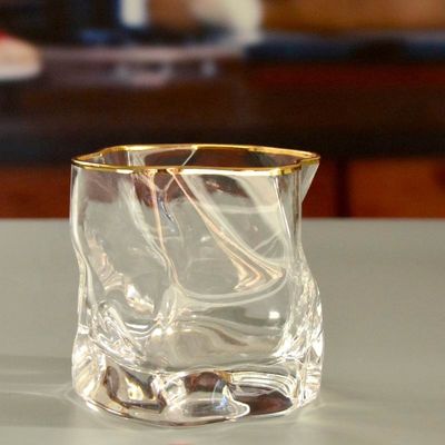 qualità Bicchiere di whisky artigianali irregolari con bordo dorato fabbrica