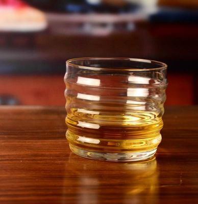 qualità Anti-sliding bicchiere di whisky artigianale con modello ondulato fabbrica