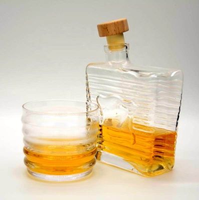 qualità Anti-sliding bicchiere di whisky artigianale con modello ondulato fabbrica