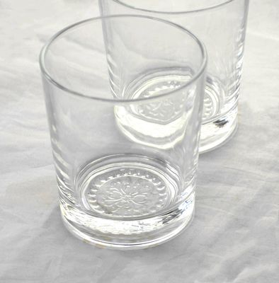 qualità Al dettaglio Concise Tumbler Drinking Glasses Customized Embossed Flower Pattern Double Old Fashion Glass Cup fabbrica