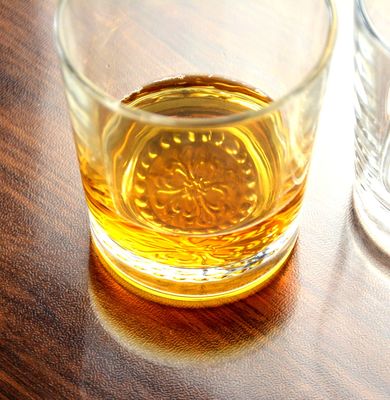 qualità Al dettaglio Concise Tumbler Drinking Glasses Customized Embossed Flower Pattern Double Old Fashion Glass Cup fabbrica