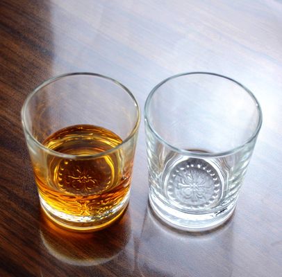 qualità Al dettaglio Concise Tumbler Drinking Glasses Customized Embossed Flower Pattern Double Old Fashion Glass Cup fabbrica