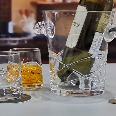 qualità Un bicchiere di whisky artigianale unico con occhi intarsiati fabbrica