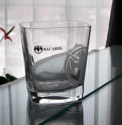 qualità Personalizzi la stampa Logo Bacardi Whiskey Tumbler Glass, vetri quadrati del whiskey fabbrica